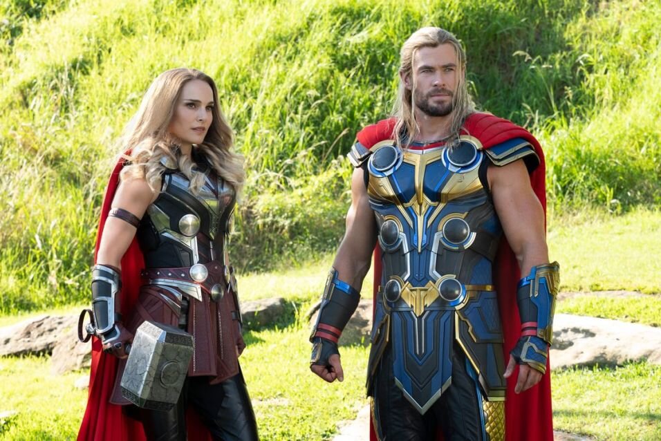 Es kann nur einen "Thor" geben - oder? Natalie Portman und Chris Hemsworth geben in "Thor: Love and Thunder" ein schlagfertiges Duo ab, zwischen den beiden knirscht es teilweise aber auch gewaltig.
