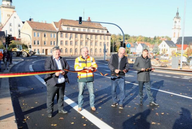 Am Freitag wurde der neu trassierte Abschnitt der B 175 in Werdau für den Verkehr freigegeben. Foto: Michel