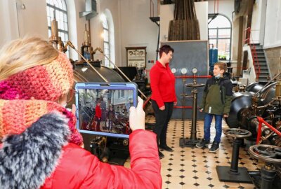 Werdauer Museum startet Filmprojekt - Elena filmt im Maschinenhaus Konstantin, der sich mit Schulsozialarbeiterin Mandy Herrmann über die Dampfmaschine unterhält. Foto: Michel