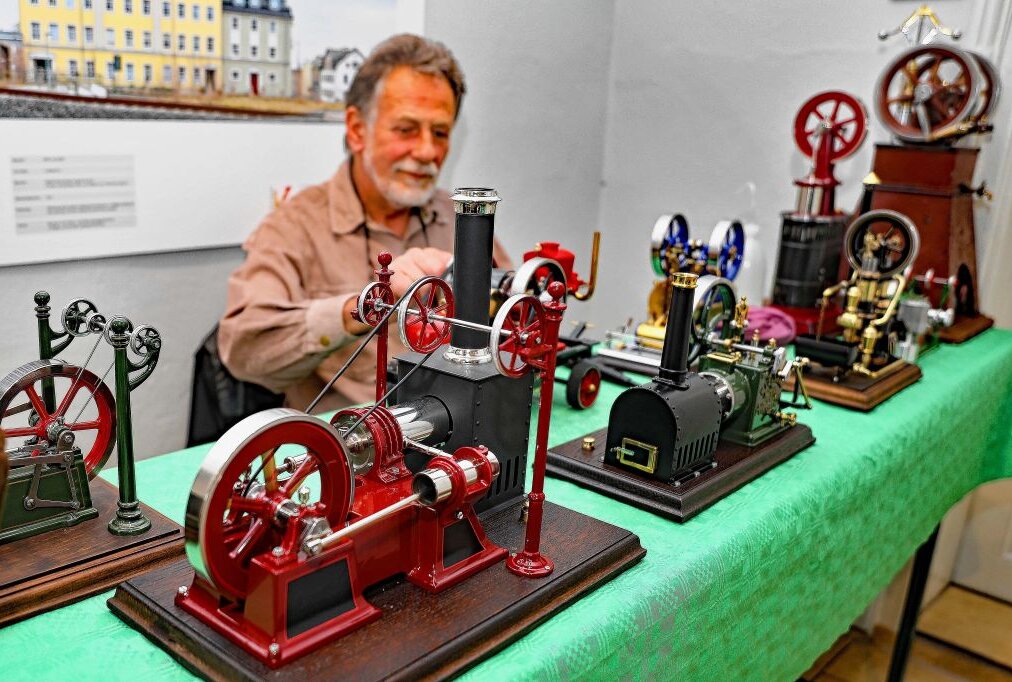 Werdauer Stadt- und Dampfmaschinenmuseum lockt Bastler und Besucher - Gerold Schmidt hatte mehrere Modelle mitgebracht. Foto: Thomas Michel