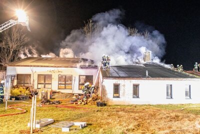 Werkstatt in Großrückerswalde ausgebrannt - Blick auf das Brandgeschehen. Foto: André März
