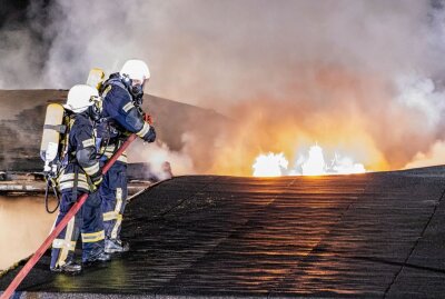 Werkstatt in Großrückerswalde ausgebrannt - Löschen der Flammen vom Dach aus. Foto: André März