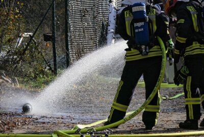 Werkstattbrand in Colditz: Mehrere Freiwillige Feuerwehren im Einsatz - In Colditz brannte heute Vormittag ein zehn Meter hohes Werkstattgebäude. Foto: Sören Müller