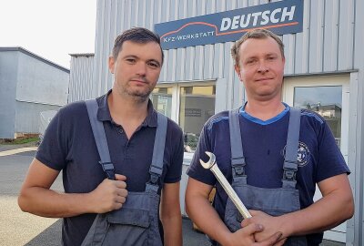 Kfz-Meister Jens Deutsch (links) und Mechatroniker Marcel Teichmann machen die Autos fit für den Winter. Foto: Karsten Repert