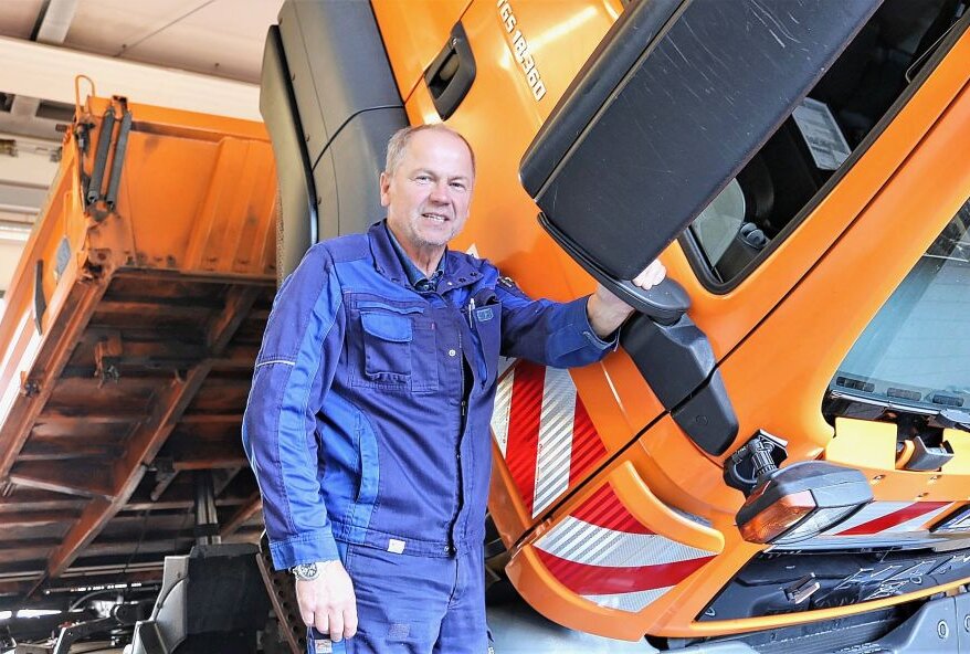 Werkstattteam hält die Fahrzeuge des Winterdienstes fit - Frank Scholz ist Meister in der Amtswerkstatt, die auf dem Areal der Straßenmeisterei in Hainichen untergebracht ist. Foto: Knut Berger