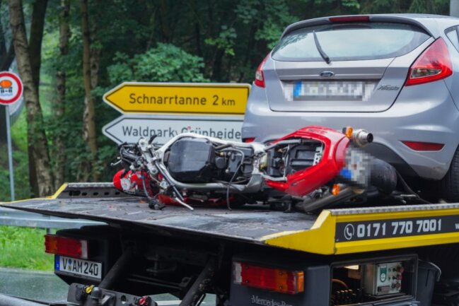 Wernesgrün: Drei Schwerverletzte und Vollsperrung nach Crash mit Motorrad - Die Bundesstraße 169 war für über zwei Stunden voll gesperrt.