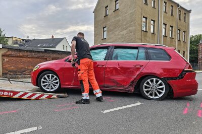 Wespenstich sorgt für Unfall in Zwickau: Person schwer verletzt - In Zwickau kam es am Mittwoch aufgrund eines Wespenstiches zu einem Unfall. Foto: Mike Müller