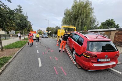 Wespenstich sorgt für Unfall in Zwickau: Person schwer verletzt - In Zwickau kam es am Mittwoch aufgrund eines Wespenstiches zu einem Unfall. Foto: Mike Müller