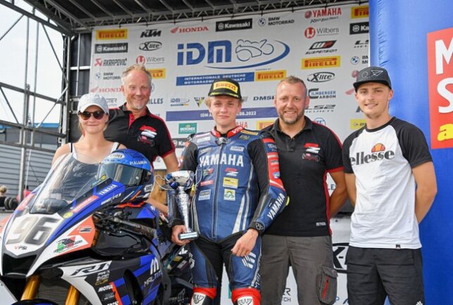 Moritz Jenkner (Mitte) mit seiner Crew nach Platz drei. Foto: Thorsten Horn
