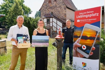 Wettbewerb zeigt die schöne Heimat - Carsten Michaelis, Anna Trummer und Norman Tkotsch bei der Preisübergabe. Foto: Markus Pfeifer