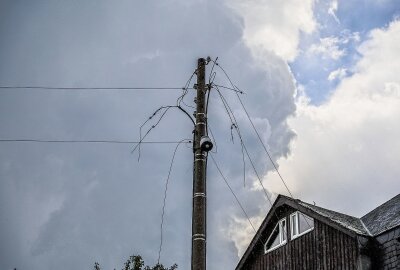 Wetterbedingter Feuerwehreinsatz in Bockau: Umgefallener Baum durchtrennt Stromleitung - In Bockau kam es erneut zu Einsätze der Feuerwehr aufgrund des Unwetters. Foto: Niko Mutschmann