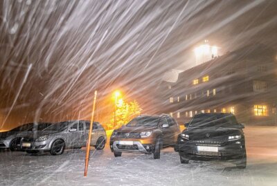 Wetterdienst warnt vor schweren Sturmböen - Schneeschauer und Schneesturm bei 0 Grad Lufttemperatur auf dem 1215 Meter hohen Fichtelberg. Foto: André März