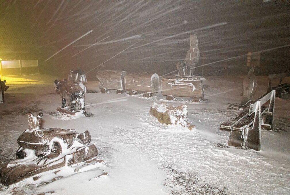 Wetterdienst warnt vor schweren Sturmböen - Wetterdienst warnt vor schweren Schneeschauer und Schneesturm bei 0 Grad Lufttemperatur auf dem 1215 Meter hohen Fichtelberg. Foto: André März