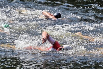 Wettkampf in Schönheide war ein echter Härtetest - Los gings am Stausee mit dem Schwimmen beim Stausee-Triathlon in Schönheide. Foto: Ramona Schwabe