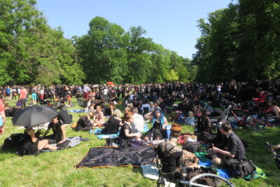 WGT-Auftakt in Leipzig: So bunt ist die "schwarze Szene" - Am Freitag startete das 30. Wave-Gotik-Treffen im Leipziger Clara-Zetkin-Park. Viele Menschen in Gewandung trafen sich.