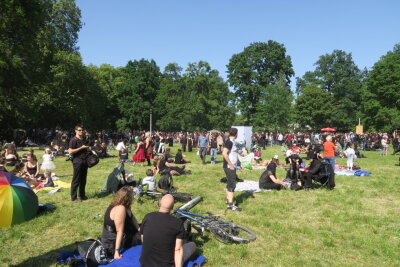 WGT-Auftakt in Leipzig: So bunt ist die "schwarze Szene" - Am Freitag startete das 30. Wave-Gotik-Treffen im Leipziger Clara-Zetkin-Park. Viele Menschen in Gewandung trafen sich.