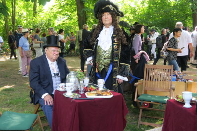 Am WGT-Freitag kamen unzählige Besucher zum Viktorianischen Picknick in den Clara-Zetkin-Park Leipzig.