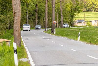 Wichtige Verbindungsstraße im Erzgebirge bald zwei Wochen dicht - Die S260 ist sanierungsbedürftig. (Aufnahme Straße ca. 250 Meter nach dem Abzweig zum Autobahnzubringer S258 in Richtung Geyer) Foto: André März