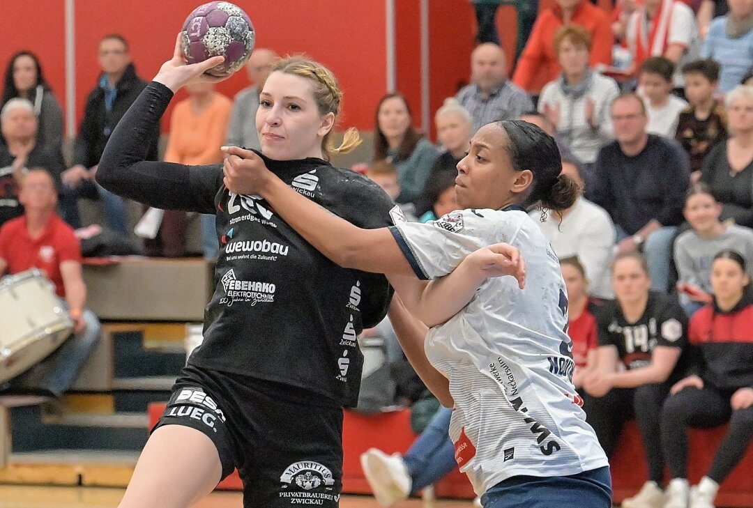 Wichtiger Heimsieg für BSV-Frauen - Die Zwickauerinnen - am Ball Rita Lakatos - haben sich gegen Neckarsulm durchgesetzt. Foto: Ramona Schwabe