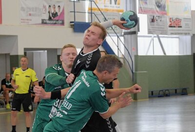 Wichtiger Sieg zum Auftakt für den HSV - Der Zwönitzer HSV - am Ball Max Briest - hat sich gegen die HSG Freiberg II knapp durchgesetzt. Foto: Ralf Wendland