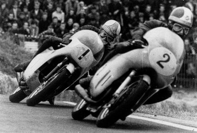 Wie alles begann: 75 Jahre Motorrad-WM und die Verbindung zum Sachsenring - Teil 1 - Giacomo Agostini vor Mike Hailwood. Foto: Archiv Thorsten Horn