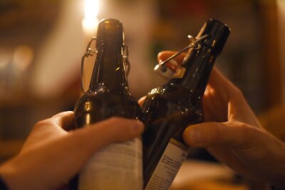 Wie Bier die Gesundheit und das Körpergewicht beeinflusst - Wohl bekomms: Männer trinken besonders viel Bier.