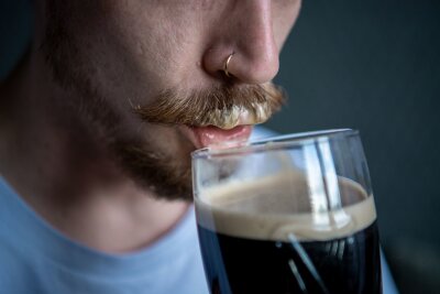 Wie Bier die Gesundheit und das Körpergewicht beeinflusst - Schluck um Schluck: Alkohol ist schon in geringen Menschen schädlich.