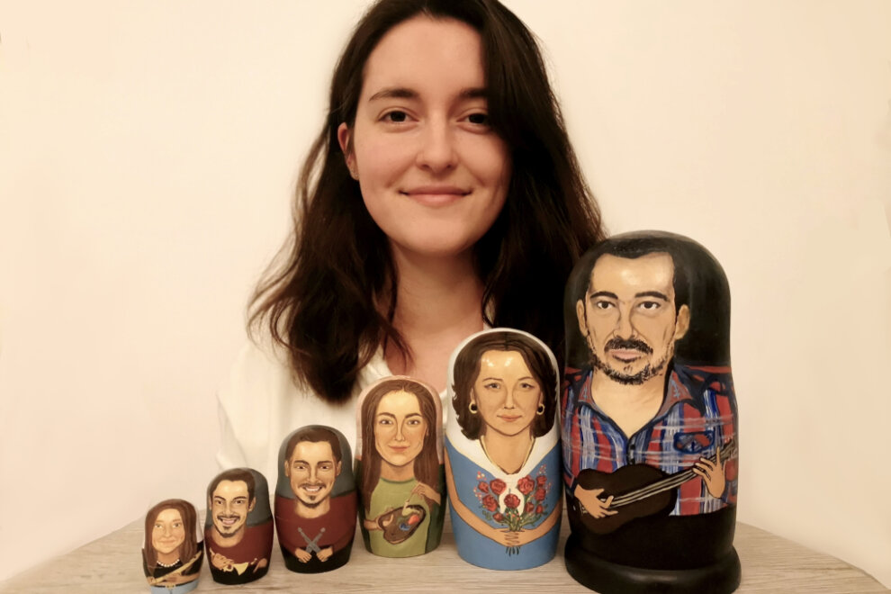 Katha zeigt uns eine Reihe von Matroschka-Puppen unterschiedlicher Größe - eigenhändig bemalt mit den Gesichtern ihre gesamten Familie.