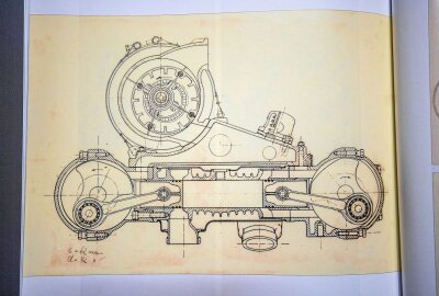 Wie das Chemnitzer Fahrzeugmuseum eine legendäre Rennmaschine bekommen hat - Zeichnung von Erich Bergauer und von Konstrukteur Kurt Bang. Foto: Georg Ulrich Dostmann