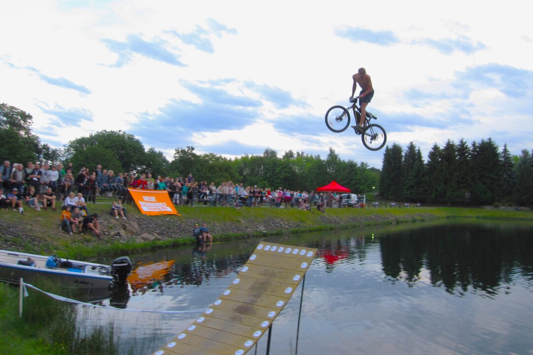 Wie das Heavy24 in Chemnitz die MTB-Welt erobert: Von Anfängern zu Europas Top Bike Event - 2011 fand der erste Lake Jump Contest beim Heavy24 in Chemnitz Rabenstein statt. 