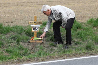 Wie das Schicksal eines Rennfahrers heute noch bewegt - Die "Krumpholz-Kurve" zwischen Flöha und Augustusburg hat nach über 30 Jahren wieder ein Gedenkkreuz. Foto: Thomas Fritzsch/PhotoERZ
