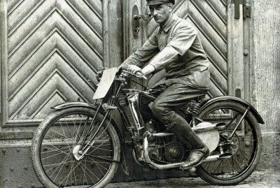 Wie der erste selbstfahrende Mähdrescher in Grüna konzipiert wurde - Hans Sprung, erfolgreicher DKW-Rennfaher von 1923-1927.  Foto: Archiv Thomas Fritzsch/PhotoERZ