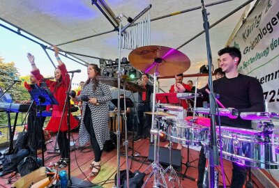 Wie der Grünauer Berg zu einem Teil von Lateinamerika wurde - Für die Rhythmen sorgte die Band "La Familia" mit ihren Liedern. Foto: Andreas Bauer