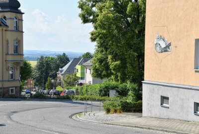 Wie die Rennstadt Hohenstein-Ernstthal ihre Besucher willkommen heißt - In der Badberg-Kurve des alten Sachsenrings. Foto: Thorsten Horn