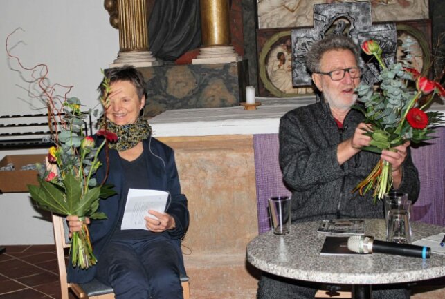 Wie ein Chemnitzer Künstler den Altar im Freiberger Dom verhüllte - Michael Morgner beantwortet den Interessierten die Fragen, zusammen mit seiner Ehefrau.  Foto: Renate Fischer