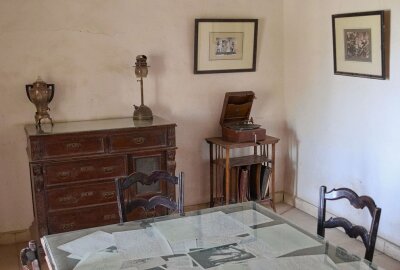 Wie ein Engländer den Schatz des Tut-anch-Amun entdeckte - Ein Blick in das Wohnzimmer von Carters Haus. Foto: Jürgen Sorge 