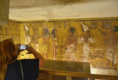 Wie ein Engländer den Schatz des Tut-anch-Amun entdeckte - Die Bemalung in der Grabkammer ist originalgetreu nachgestaltet worden. Foto: Jürgen Sorge 