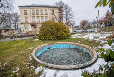 Wie ein historischer Brunnen in Thalheim gerettet werden soll - Gelände der ehemaligen Bruno Neukirchner-Fabrik Thalheim. Foto: Georg Ulrich Dostmann/ERZ-Foto