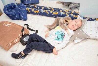 Wie ein kleiner Junge aus dem Erzgebirge seit sechs Jahren um sein Leben kämpft - Theo Hugo Schneider in seinem neuen Snoezelenraum. Foto: Jan Görner