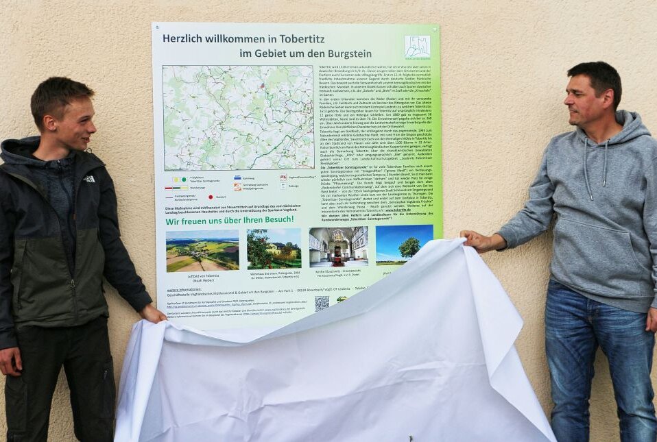 Wie ein kleiner Ort im Vogtland zu seinem eigenen Wanderweg kam - Jonas Hommel (links) und Steffen Raab, der Weischlitzer Bürgermeister, enthüllen die Tafel. Foto: Simone Zeh