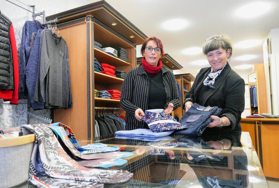 Wie ein neues Modegeschäft das Zentrum einer Stadt im Erzgebirge beleben soll - In ihrem neuen Laden konnten Michaela Simon-Hänel (links) und Katrin Leimbrock schon viele Kunden begrüßen. Foto: Andreas Bauer