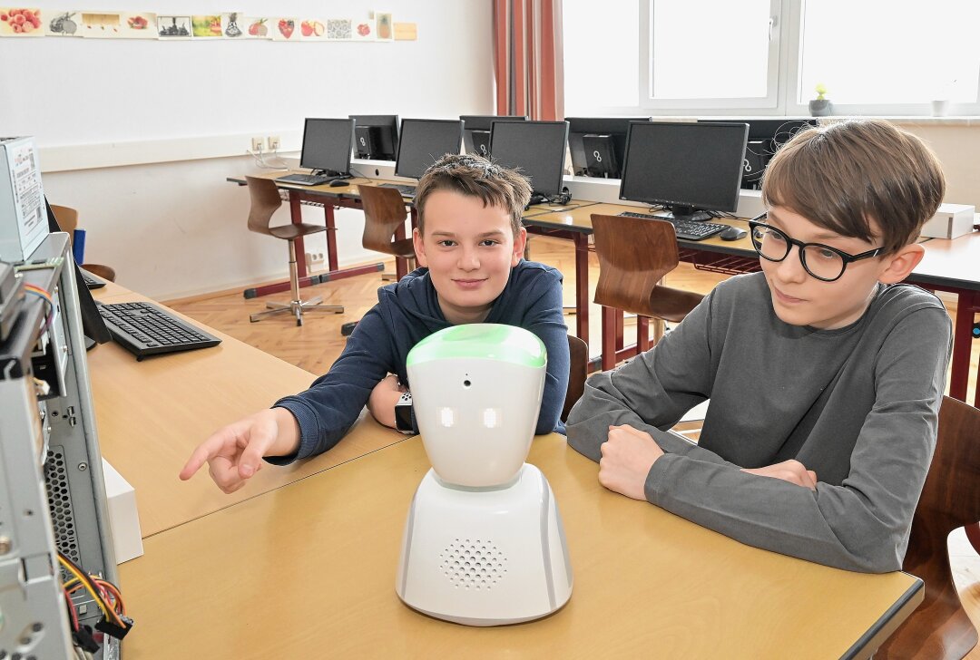 Wie ein Roboter in einer Schule im Erzgebirge neue Wege ermöglicht - Finden die Idee mit dem "Avatar" cool Benjamin Fitzthum (li.) und Vincent Espig (re.). Foto: Ralf Wendland