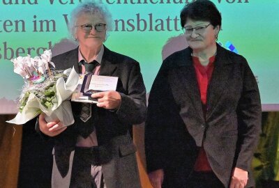 Wie eine Kommune im Erzgebirge das Engagement würdigt - Die Ehrenmedaille in Gold ist Günter Schmidt verliehen worden (li.) - rechts Laudatorin Antina Richter Foto: Ramona Schwabe