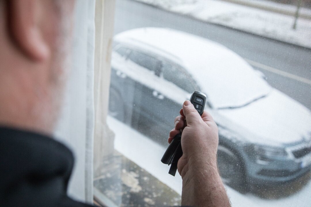 Wie eine Wärmflasche Autofahrern im Winter helfen kann - Bei diesem Anblick aus dem Fenster ahnt man schon: Heute muss gekratzt werden. (zu dpa: "Wie eine Wärmflasche Autofahrern im Winter helfen kann")