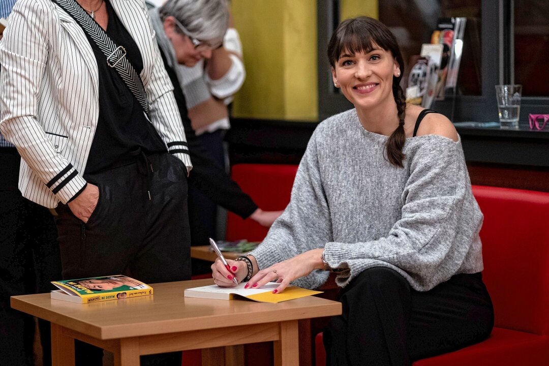 Wie eine Westsächsin auf humorvolle Art und Weise für ihre Heimat wirbt - "Kristina vom Dorf" beim Signieren eines Buches. Foto: Kai Schmidsberger