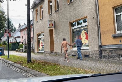 Wie Gott mich schuf: Nackter Mann geht in Auerbach spazieren - Wie Gott mich schuff: Nackter Mann geht in Auerbach spazieren. Foto: B&S / David Rötzschke