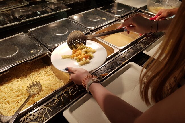 An der Pasta-Theke kann man sich selbst bedienen. Dies kann allerdings zu sehr langen Wartezeiten führen. Foto: Kim Hofmann