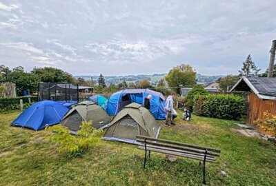 Wie Kindern im Oberen Vogtland ein Ferienhöhepunkt bereitet wurde - Die Zelte wurden aufgebaut. Foto: Nicole Pätz