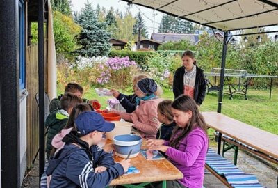 Wie Kindern im Oberen Vogtland ein Ferienhöhepunkt bereitet wurde - Gemeinsame Vorbereitung für das Mittagessen. Foto: Nicole Pätz
