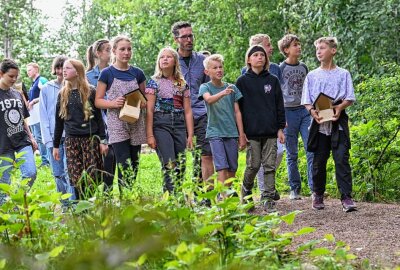 Wie sich Chemnitzer Kinder für die Umwelt einsetzen - Schülerinnen und Schüler mit Werklehrer Roberto Pietsch auf der Suche nach geeigneten Orten wo die Nistkästen aufgehangen werden können. Foto: Andreas Seidel